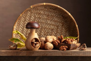 Eski ahşap bir masada cevizler. Ön görünüm.