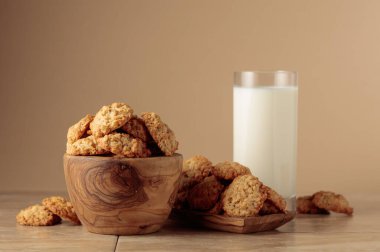 Yulaf ezmeli kurabiye ve süt mutfak masasında. Kopyalama alanı olan bej arkaplan.