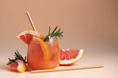 Buzlu, greyfurtlu, biberiyeli ve buzlu yaz kokteyli. Boşluğu kopyala.