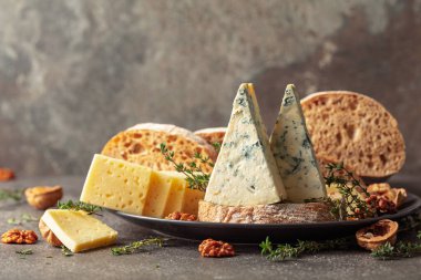 Mutfak masasında peynir, ekmek, ceviz ve kekik. Boşluğu kopyala.