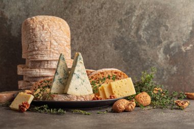 Mutfak masasında peynir, ekmek, ceviz ve kekik. Boşluğu kopyala.