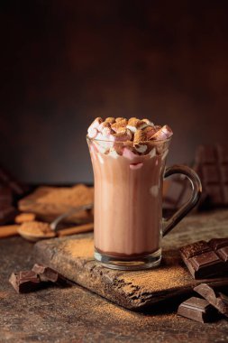 Kakao tozu serpiştirilmiş kremalı sıcak çikolata içeceği. Bir kupa sıcak çikolata, kırık çikolata ve kakao tozu. Boşluğu kopyala.