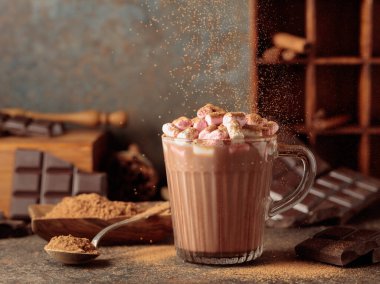 Kakao tozu serpiştirilmiş kremalı sıcak çikolata içeceği. Bir kupa sıcak çikolata, kırık çikolata ve kakao tozu. Boşluğu kopyala.