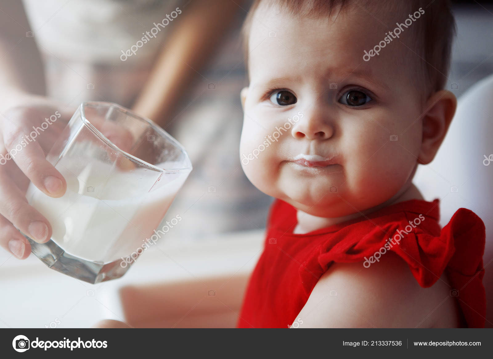Joli Bebe Dans Une Robe Rouge Avec Des Joues Gonflees Image Libre De Droit Par Vorobevaola C