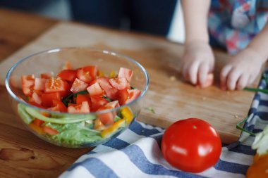 Elinde bir çocuk bir sebze salatası hazırlama