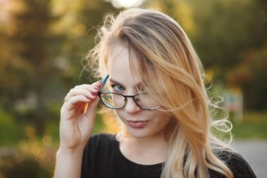 Bir sonbahar sarı arka plan portre portre üzerinde gözlük güzel kadın