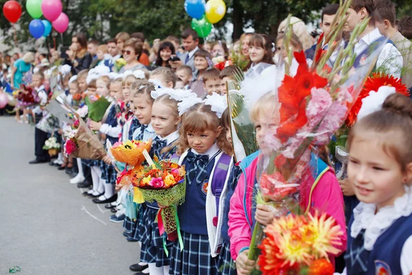 Niños Septiembre Con Pelotas Flores Para Las Vacaciones Novosibirsk Rusia — Foto de Stock
