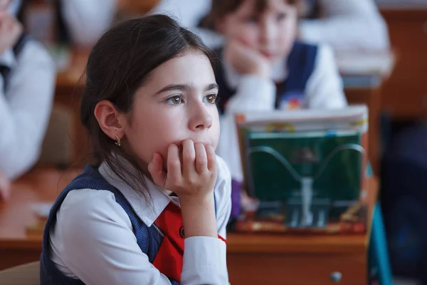 Les Écoliers Sur Leçon École Primaire Fille Qui Regarde Prof — Photo