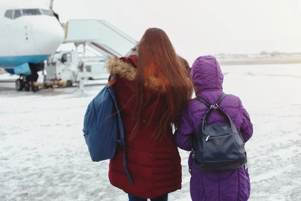 Turistas Felizes Duas Meninas Com Mochilas Para Avião Campo Decolagem — Fotografia de Stock
