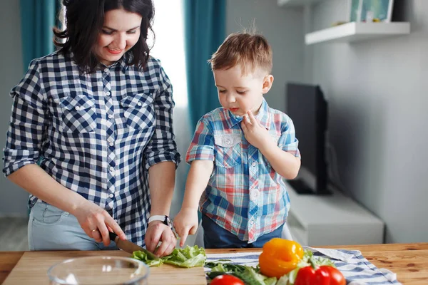 Família Mãe Filho Cozinhar Vermelho Verde Amarelo Legumes Mesa Cozinha — Fotografia de Stock