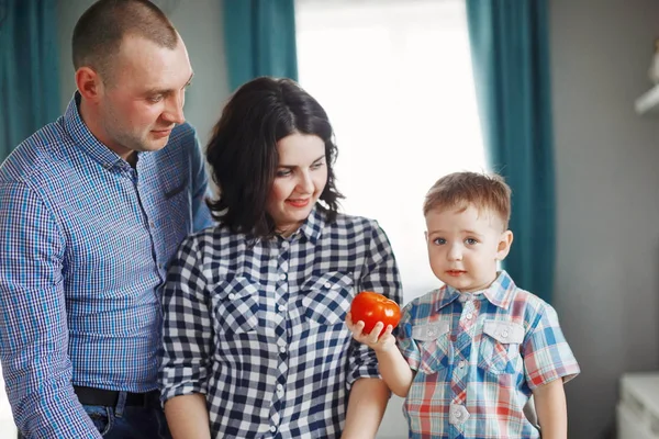 Família Mãe Pai Filho Cozinhar Verduras Vermelhas Verdes Amarelas Mesa — Fotografia de Stock