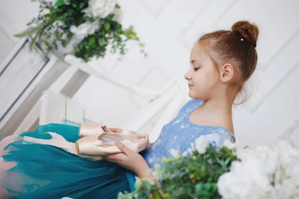 Una Joven Bailarina Con Una Falda Azul Con Puntas Rosadas — Foto de Stock