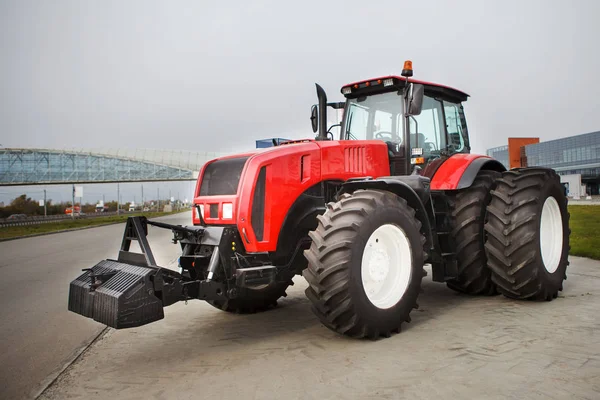 Nieuwe Rode Gemoderniseerde Landbouw Trekker Met Grote Wielen Buitententoonstelling Stockafbeelding