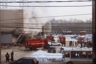 Yanan alışveriş merkezi. Duman ve imha. 5 Şubat 2018. Novosibirsk, Rusya Federasyonu. Yazı işleri.