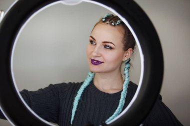 Genç sevimli kadın kendini makyaj aynası ve kamera görünüyor yapar