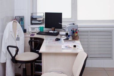 Çalışma alanı uzmanı ultrason bir kanepe ve bir masaüstü ile