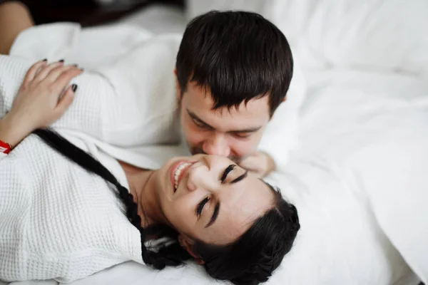 Młody Mąż Żona Białych Płaszczach Grać Uśmiech Łóżku Pokoju Hotelowym — Zdjęcie stockowe