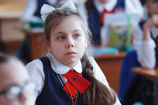 Schüler Beim Unterricht Der Grundschule Mädchen Schaut Die Lehrerin Bildung — Stockfoto