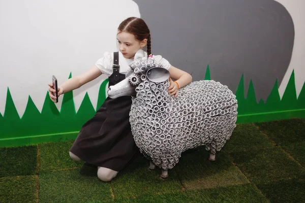 Chica Están Estudiando Las Exposiciones Una Exposición Científica Educativa Interactiva — Foto de Stock