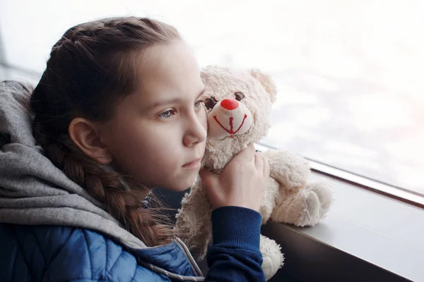 Niña Con Oso Juguete Aeropuerto Cerca Ventana Mirando Distancia Primer — Foto de Stock