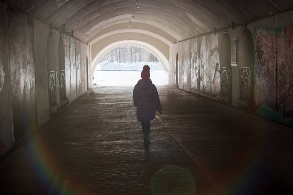 소녀는 터널에서 — 스톡 사진