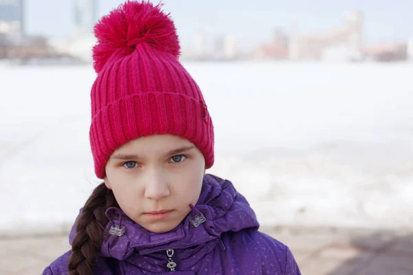 Mică Fată Frumoasă Într Pălărie Violet Pompon — Fotografie, imagine de stoc