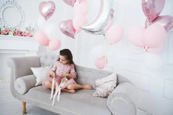 Uma Jovem Bailarina Vestido Rosa Está Sentada Sofá Cinza Com — Fotografia de Stock