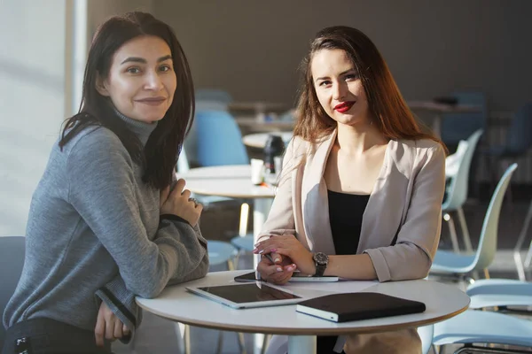 Vrolijke Twee Vrouwelijke Ondernemers Werken Kantoor Kijkend Naar Camera — Stockfoto