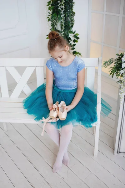 Uma Jovem Bailarina Uma Saia Azul Com Pointes Rosa Senta — Fotografia de Stock