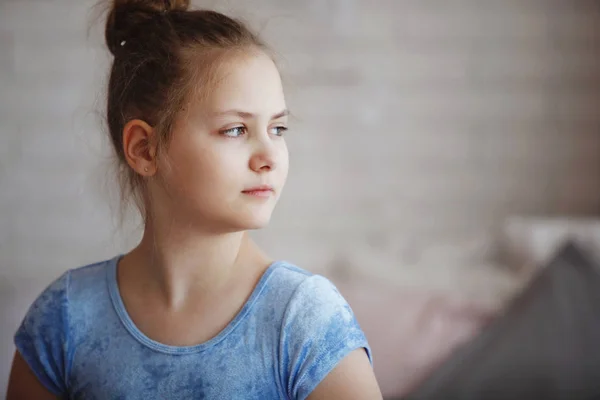 Een Jonge Ballerina Blauwe Kleding Een Witte Achtergrond — Stockfoto