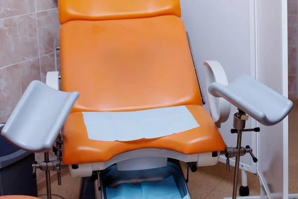 病院で黄色の婦人科の椅子 — ストック写真