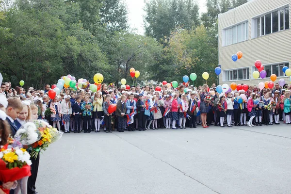 Kinderen September Met Ballen Bloemen Voor Vakantie Novosibirsk Rusland 2017 — Stockfoto