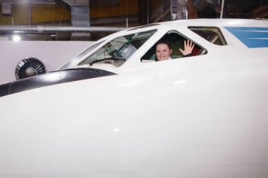 Sevimli küçük çocuk pilot uçak kokpit