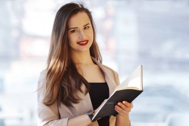 Kameranın göz gülümseyen Organizatör ile güzel işkadını portresi