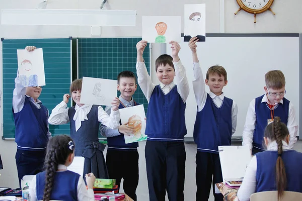 Leerlingen Bij Les Overhandigen Hun Tekeningen Voor Onderzoek — Stockfoto