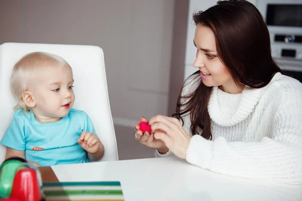 Uma Jovem Bonita Mãe Com Filho Loira Menino Mulher Brincando — Fotografia de Stock