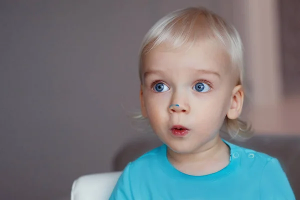 Lindo Chico Con Cabello Rubio Ojos Azules — Foto de Stock