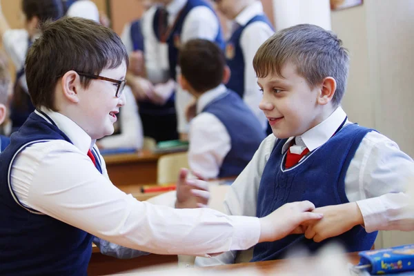 Les Élèves Bureau Réfléchissent Décident Tâche Accomplir École Concept Enseignement — Photo