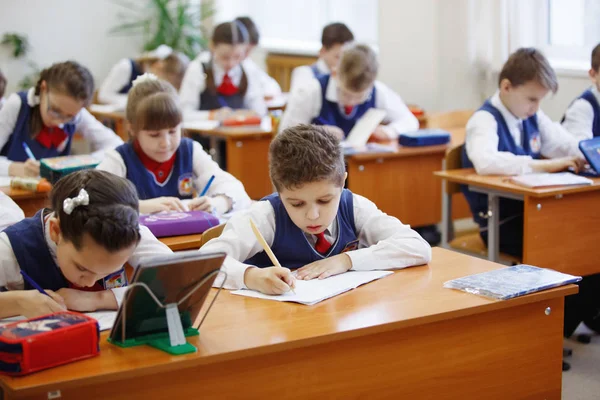 Schüler Schreibtisch Denken Und Entscheiden Die Aufgabe Der Schule Grundschulbildung — Stockfoto