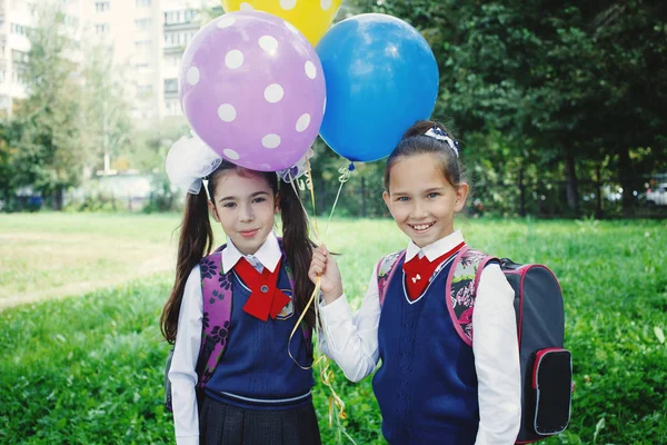 Söta Tjejer Skoluniform Som Med Colorfull Baloons Nära Skolan — Stockfoto