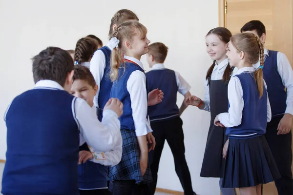 Gruppe Von Grundschülern Steht Auf Schulflur — Stockfoto