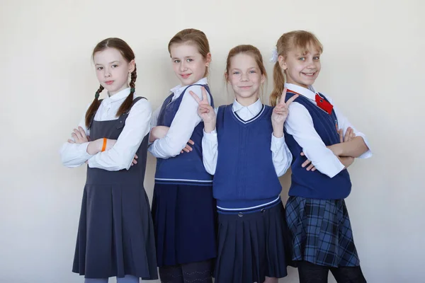 Skupina Děti Základní Školy Koridoru Školy — Stock fotografie