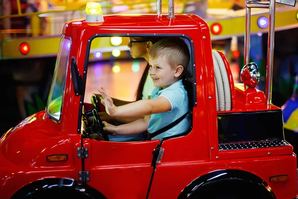 Linda Chica Adolescente Niño Pequeño Paseo Carrusel Coche Juguete Arcade — Foto de Stock