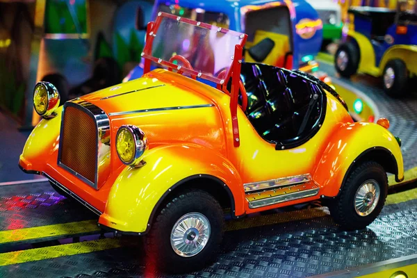 Voiture Jouet Jaune Sur Carrousel Dans Centre Divertissement Pour Enfants — Photo