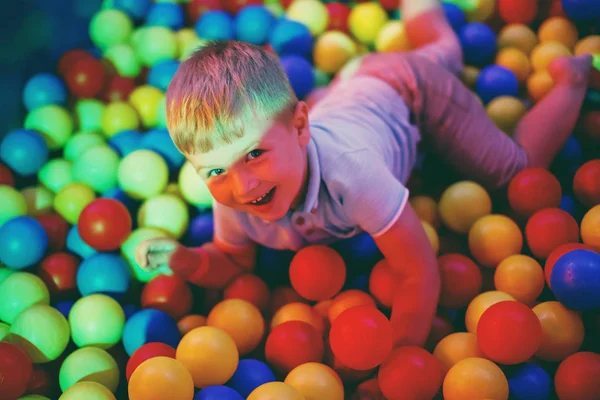 Băiețel Drăguț Într Tricou Albastru Joacă Loc Joacă Pentru Copii — Fotografie, imagine de stoc