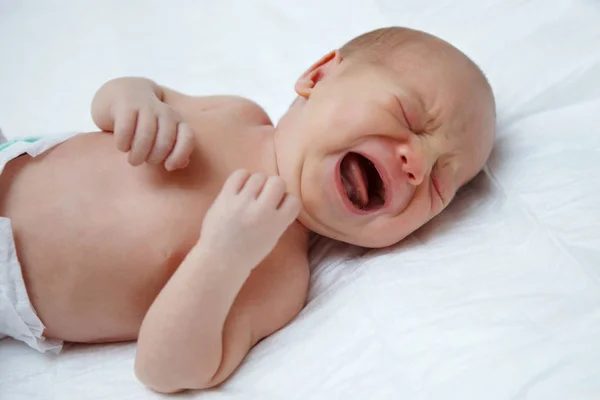 Bebê Deita Costas Lençol Branco Mostra Emoções Foco Seletivo Cabeça — Fotografia de Stock
