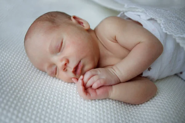 Bebé Siete Días Está Durmiendo Espalda Niño Está Envuelto Una —  Fotos de Stock