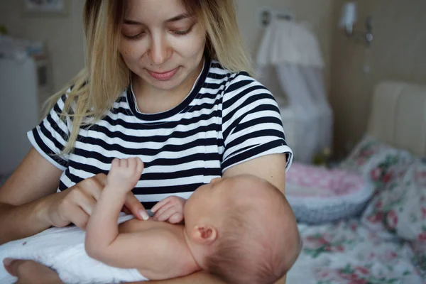 Una Joven Madre Está Amamantando Hija Siete Días Primer Plano —  Fotos de Stock