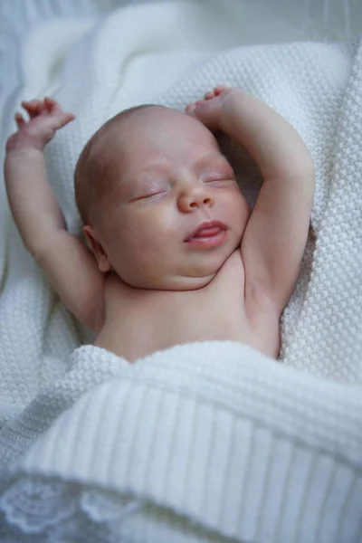 Bebé Siete Días Está Durmiendo Espalda Niño Está Envuelto Una —  Fotos de Stock