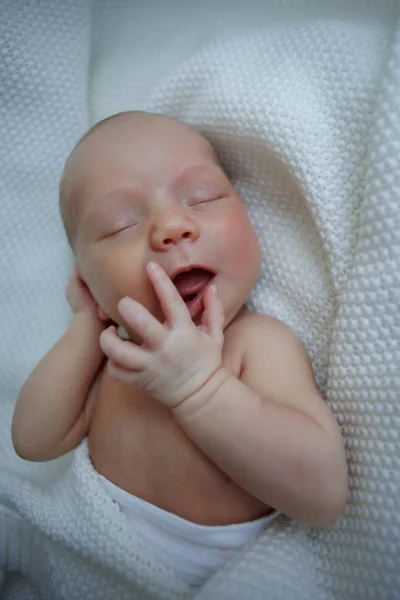 Bayi Hari Tidur Bagian Belakang Anak Itu Dibungkus Dalam Selimut — Stok Foto